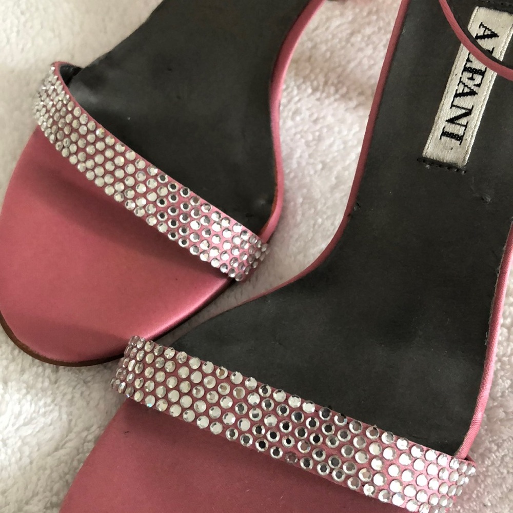 🆕ALFANI 💖🩶Pink Satin & Rhinestone Sandal! Size 7! Vintage! New! Never worn! - Picture 3 of 16